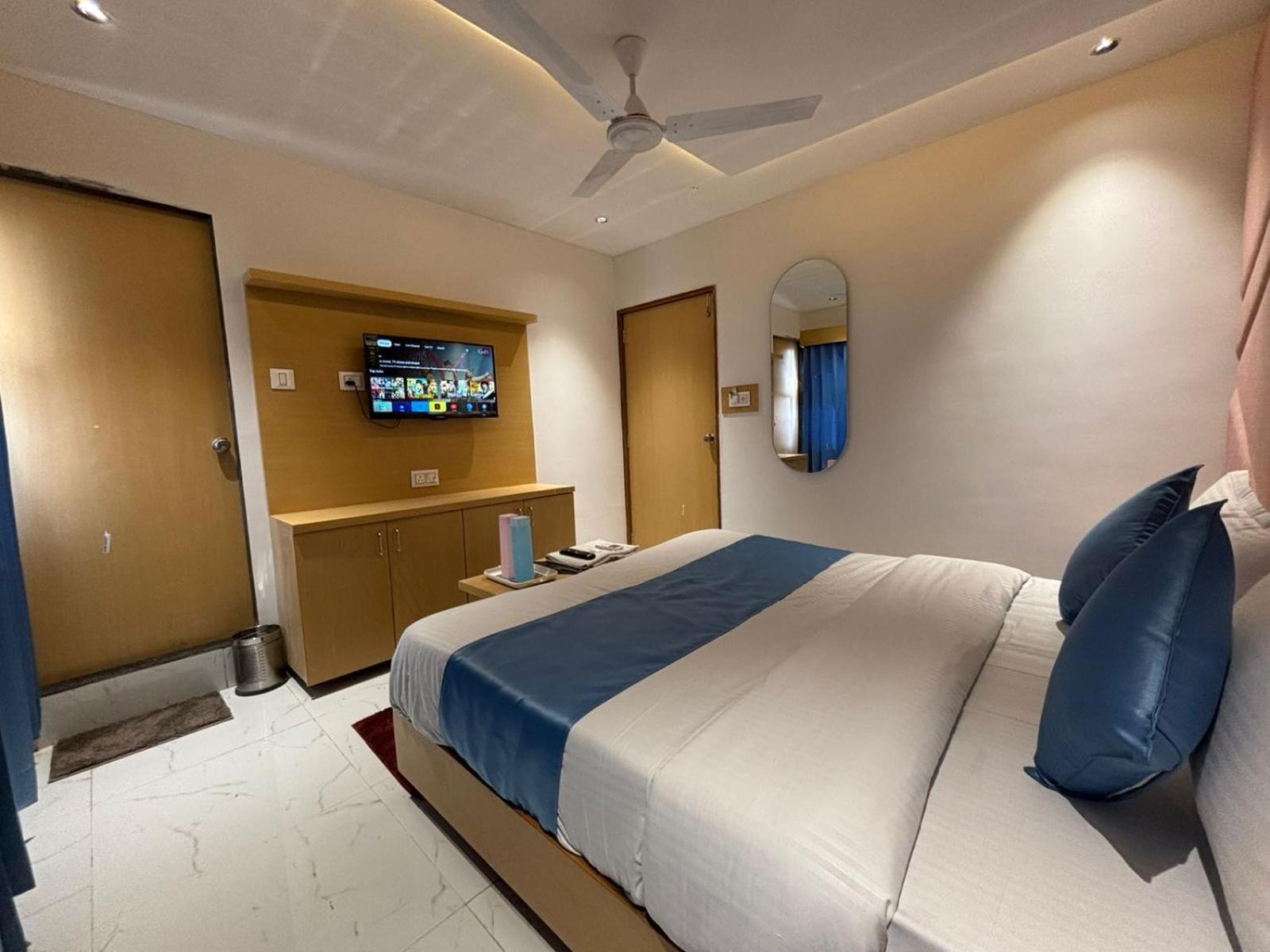 Hotel Phoniex Ahmedabad Exterior photo